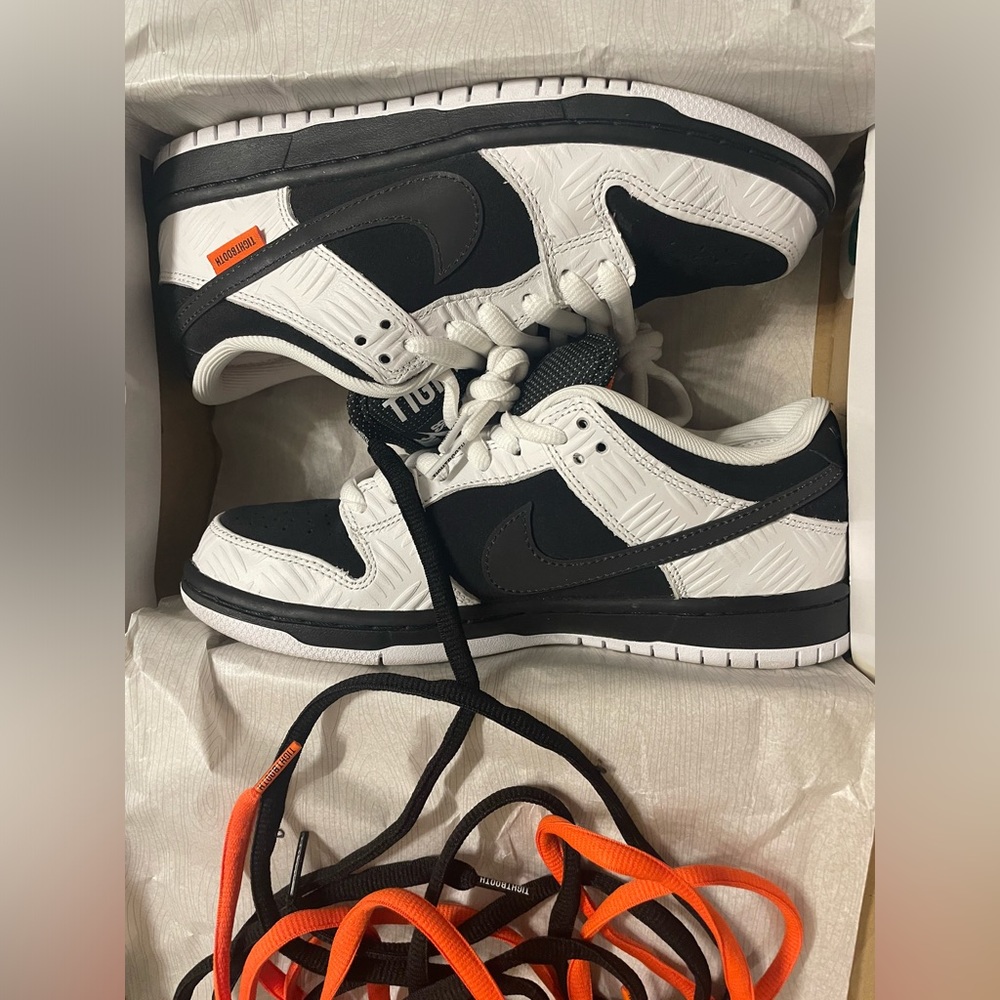 NIKE black/white dunk SB low